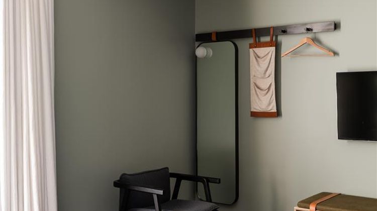 Alex Hotel, Perth Room