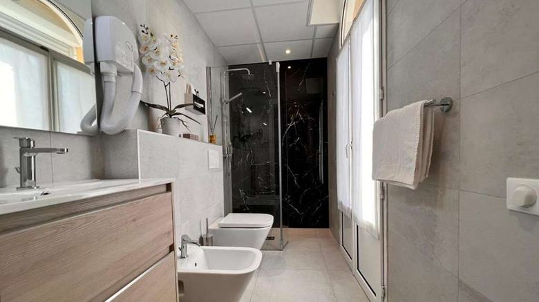 <b>Hotel Olympia Room</b>. Images powered by <a href="https://iceportal.shijigroup.com/" title="IcePortal" target="_blank">IcePortal</a>.