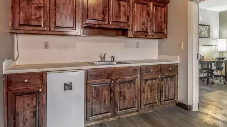 Americas Best Value Inn Opelika Suite