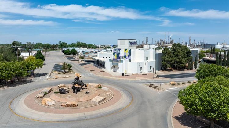 Spark by Hilton Artesia Exterior