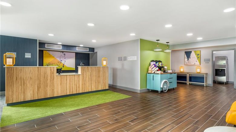 <b>Spark by Hilton Knoxville North I-75 Lobby</b>. Images powered by <a href="https://iceportal.shijigroup.com/" title="IcePortal" target="_blank">IcePortal</a>.