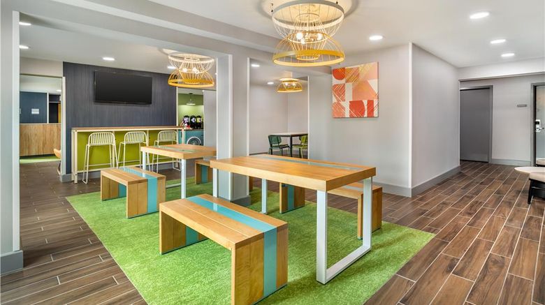 <b>Spark by Hilton Knoxville North I-75 Lobby</b>. Images powered by <a href="https://iceportal.shijigroup.com/" title="IcePortal" target="_blank">IcePortal</a>.