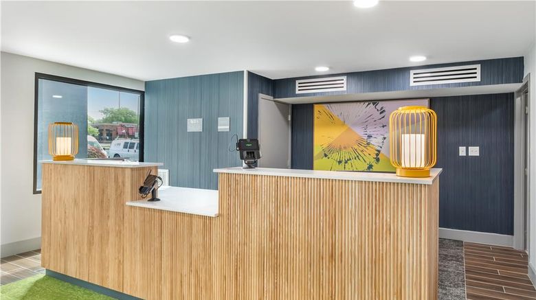 <b>Spark by Hilton Knoxville North I-75 Lobby</b>. Images powered by <a href="https://iceportal.shijigroup.com/" title="IcePortal" target="_blank">IcePortal</a>.