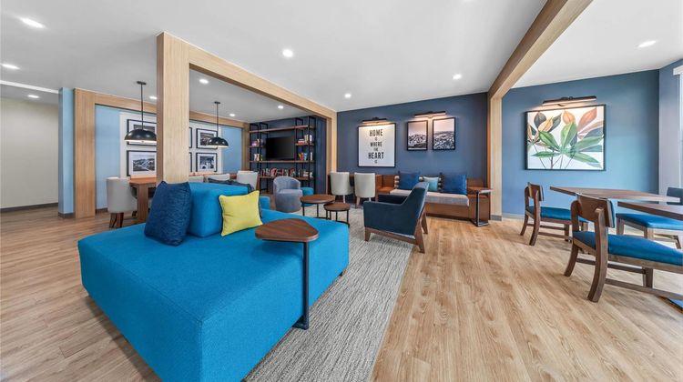 Everhome Suites Ontario Lobby