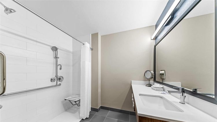 Everhome Suites Ontario Room
