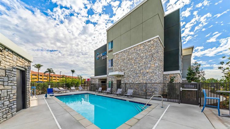 Everhome Suites Ontario Pool