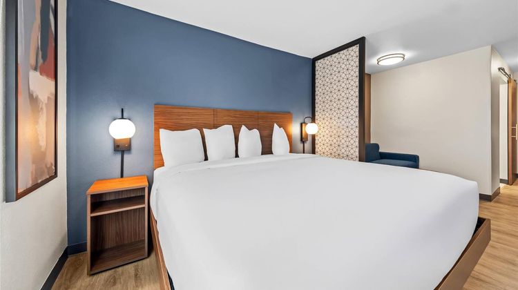 Everhome Suites Ontario Room
