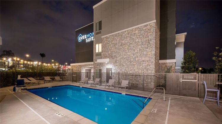 Everhome Suites Ontario Pool