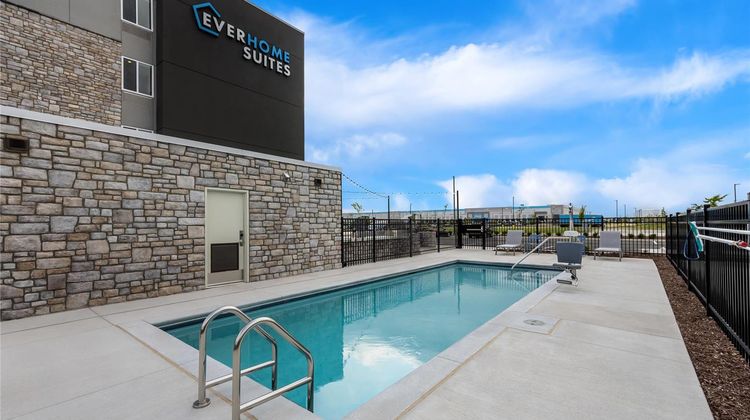 Everhome Suites Fayetteville Pool