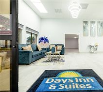 Days Inn & Suites Bossier City Lobby