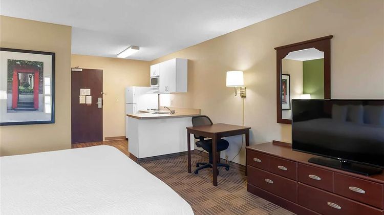 Baymont by Wyndham Auburn Hills South Room
