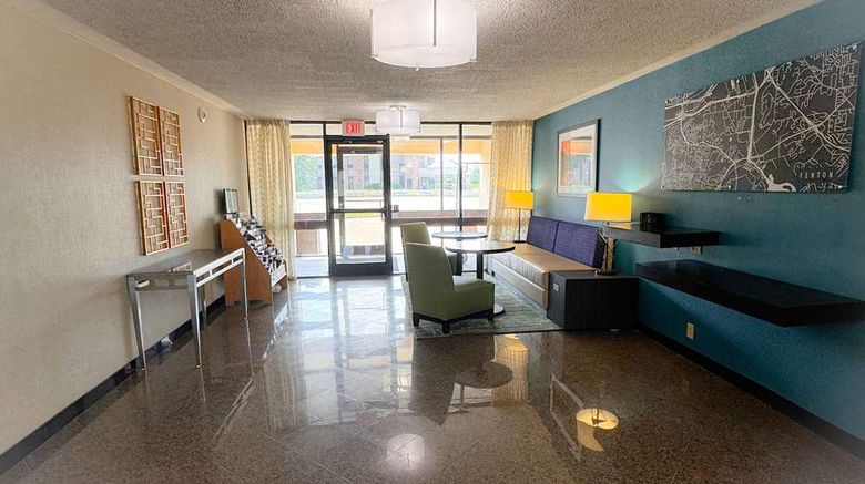<b>Heritage Inn & Suites St Louis Fenton Lobby</b>. Images powered by <a href="https://iceportal.shijigroup.com/" title="IcePortal" target="_blank">IcePortal</a>.