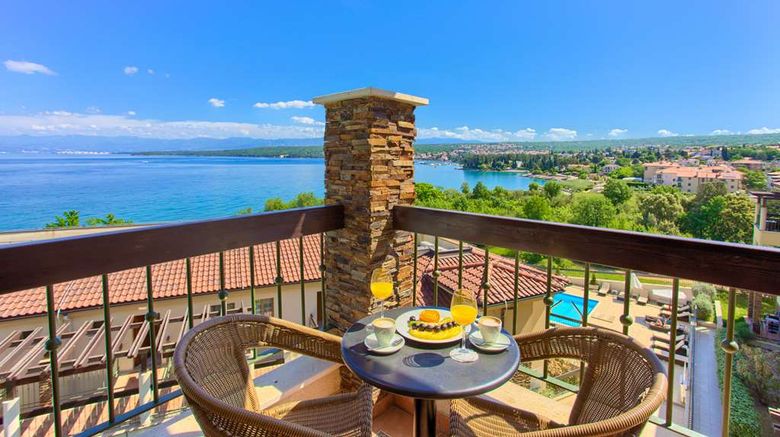 <b>Blue Waves Resort Room</b>. Images powered by <a href="https://iceportal.shijigroup.com/" title="IcePortal" target="_blank">IcePortal</a>.