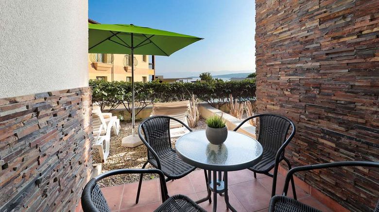 <b>Blue Waves Resort Room</b>. Images powered by <a href="https://iceportal.shijigroup.com/" title="IcePortal" target="_blank">IcePortal</a>.
