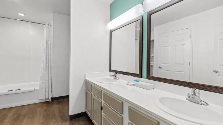 <b>MainStay Suites Las Vegas Flamingo Room</b>. Images powered by <a href="https://iceportal.shijigroup.com/" title="IcePortal" target="_blank">IcePortal</a>.