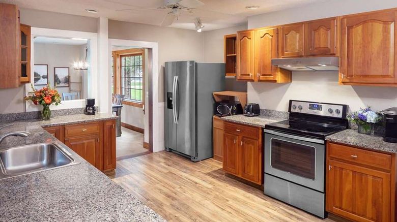 <b>Aspen Motel Room</b>. Images powered by <a href="https://iceportal.shijigroup.com/" title="IcePortal" target="_blank">IcePortal</a>.