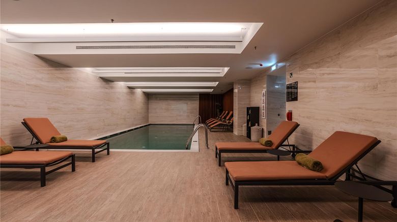 <b>Porto Curio Collection Pool</b>. Images powered by <a href="https://iceportal.shijigroup.com/" title="IcePortal" target="_blank">IcePortal</a>.
