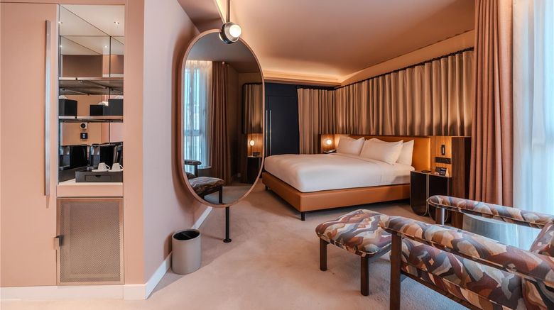 <b>Porto Curio Collection Room</b>. Images powered by <a href="https://iceportal.shijigroup.com/" title="IcePortal" target="_blank">IcePortal</a>.