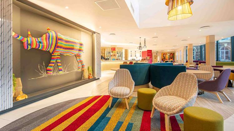 Hampton by Hilton Sandton Grayston Lobby