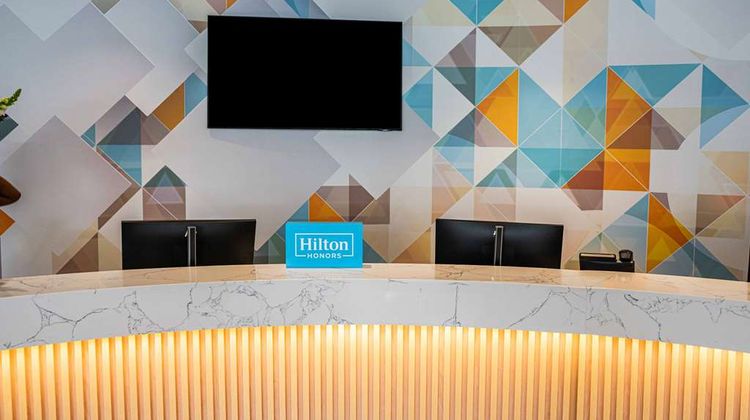 Hampton by Hilton Sandton Grayston Lobby