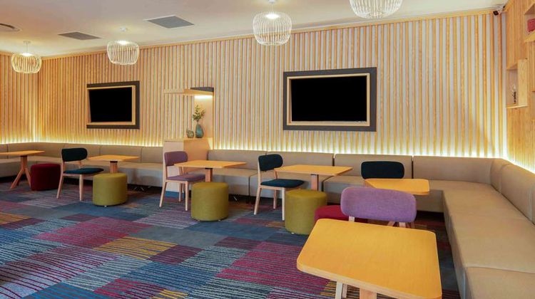 Hampton by Hilton Sandton Grayston Lobby