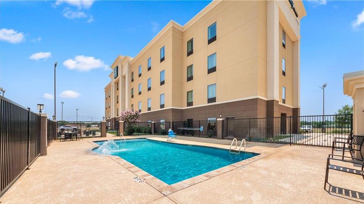 Quality Inn & Suites Pearsall Pool