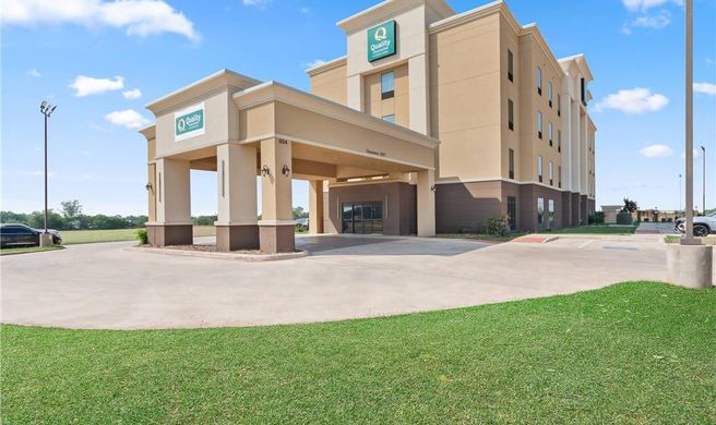 Quality Inn & Suites Pearsall Exterior