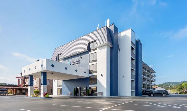 Clarion Inn & Suites near Leconte Ctr Exterior