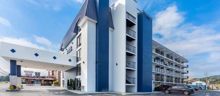 Clarion Inn & Suites near Leconte Ctr Exterior