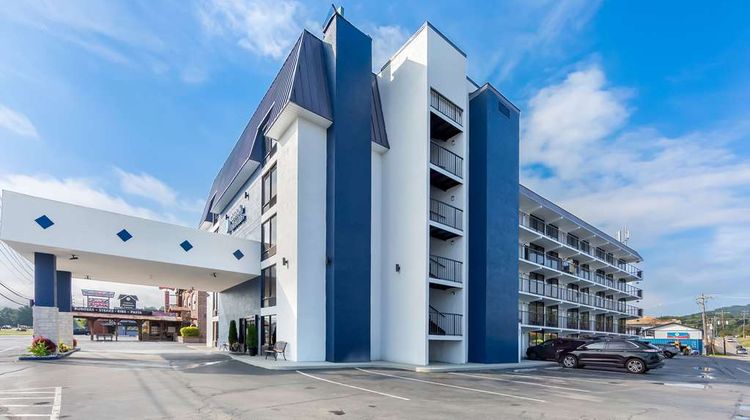 Clarion Inn & Suites near Leconte Ctr Exterior