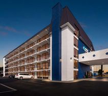 Clarion Inn & Suites near Leconte Ctr Exterior