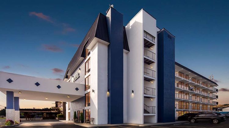 Clarion Inn & Suites near Leconte Ctr Exterior