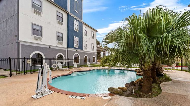 Sonesta Essential Beaumont Pool