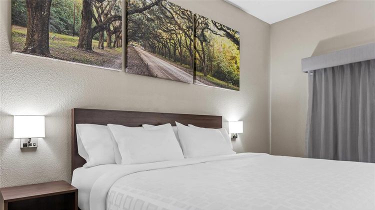 Jesup Inn & Suites Room