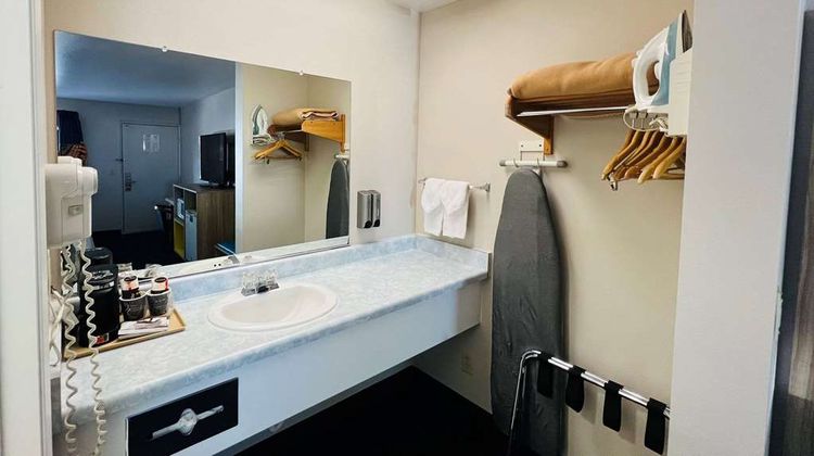 Days Inn by Wyndham Ridgecrest Room