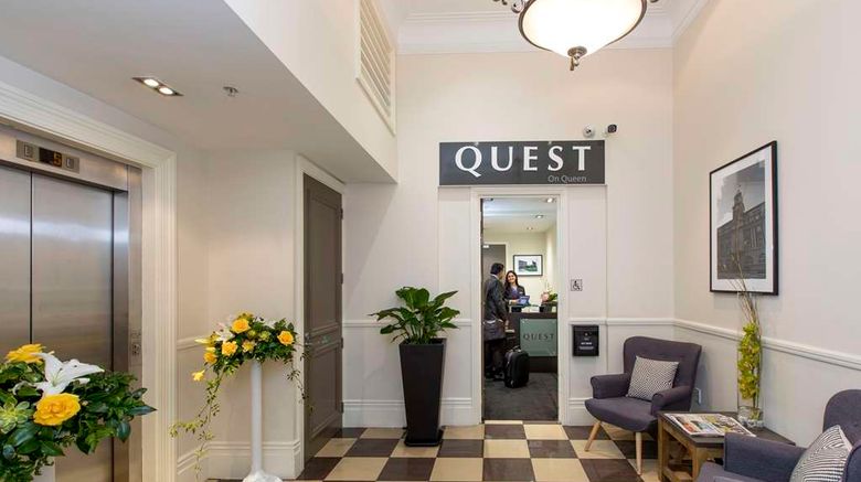 <b>Quest on Queen Lobby</b>. Images powered by <a href="https://iceportal.shijigroup.com/" title="IcePortal" target="_blank">IcePortal</a>.