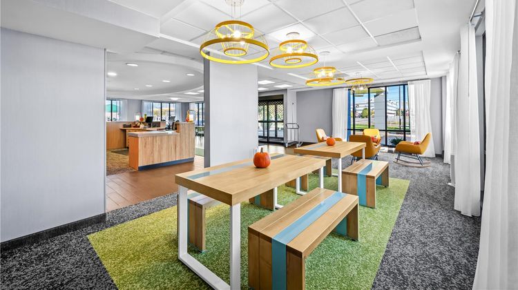 Spark by Hilton Cleveland Beachwood Lobby