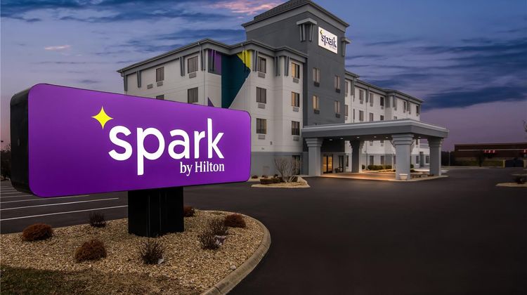 Spark by Hilton Cincinnati Fairfield Exterior
