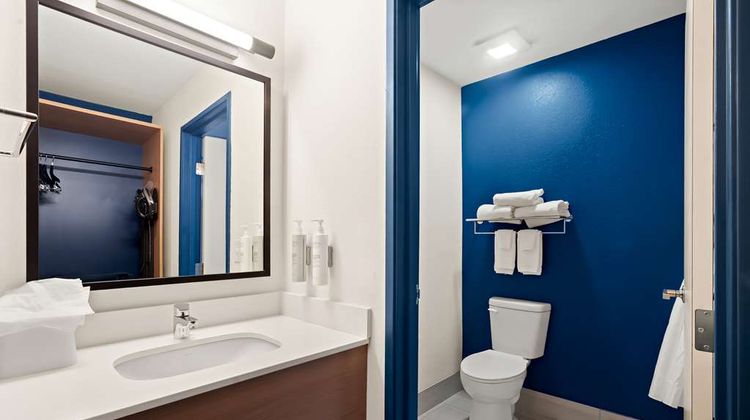 Spark by Hilton Moline Quad Cities Room