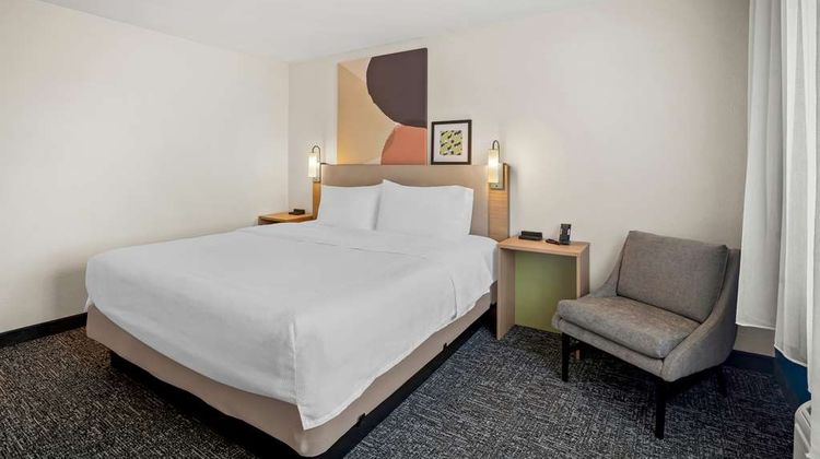 Spark by Hilton Moline Quad Cities Room