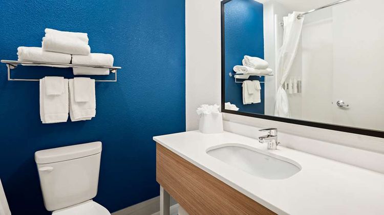 Spark by Hilton Moline Quad Cities Room