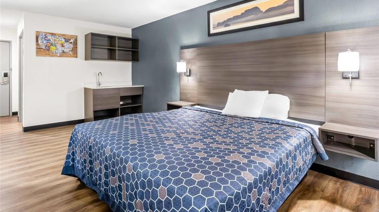 Econo Lodge Suite