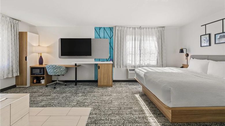 <b>Sleep Inn & Suites Verona Suite</b>. Images powered by <a href="https://iceportal.shijigroup.com/" title="IcePortal" target="_blank">IcePortal</a>.