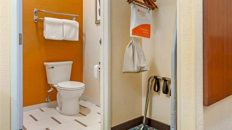 <b>Comfort Inn & Suites Room</b>. Images powered by <a href="https://iceportal.shijigroup.com/" title="IcePortal" target="_blank">IcePortal</a>.