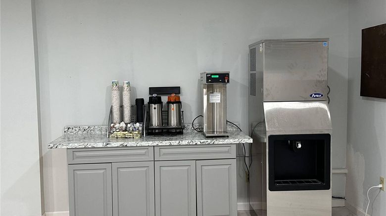 <b>Suburban Studios Newport News - Hampton Lobby</b>. Images powered by <a href="https://iceportal.shijigroup.com/" title="IcePortal" target="_blank">IcePortal</a>.
