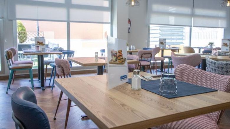 <b>Travelodge Madrid Alcala De Henares Restaurant</b>. Images powered by <a href="https://iceportal.shijigroup.com/" title="IcePortal" target="_blank">IcePortal</a>.