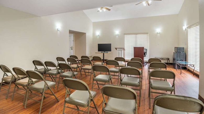 <b>Econo Lodge Richmond-North Chesterfield Meeting</b>. Images powered by <a href="https://iceportal.shijigroup.com/" title="IcePortal" target="_blank">IcePortal</a>.