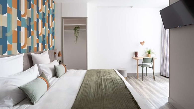 <b>The Hotel Suzane Room</b>. Images powered by <a href="https://iceportal.shijigroup.com/" title="IcePortal" target="_blank">IcePortal</a>.