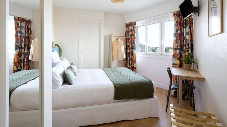 <b>The Hotel Suzane Room</b>. Images powered by <a href="https://iceportal.shijigroup.com/" title="IcePortal" target="_blank">IcePortal</a>.