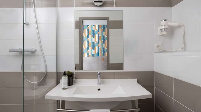<b>The Hotel Suzane Room</b>. Images powered by <a href="https://iceportal.shijigroup.com/" title="IcePortal" target="_blank">IcePortal</a>.
